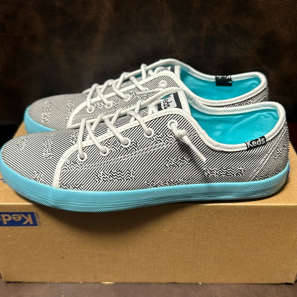 KEDS KICKSTART SNEAKERS: BLACK/WHITE/BLUE: NEW
YOUTH SIZE 4/6 Womens